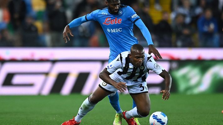 UDINE, ITALY - SEPTEMBER 20:  Andrè Anguissa of SSC Napoli competes for the ball with Samir of Udinese Calcioduring the Serie A match between Udinese Calcio and SSC Napoli at Dacia Arena on September 20, 2021 in Udine, Italy. (Photo by Alessandro Sabattini/Getty Images) 