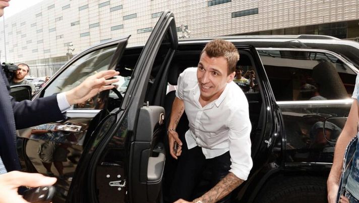 Foto LaPresse - Fabio Ferrari
22/06/2015 Torino( Italia )
Spo
Mario Mandzukic, nuovo giocatore della Juventus Fc, sostiene le visite mediche ad Istituto Medicina dello sport di Torino.
Nella foto: Mario Mandzukic
Photo LaPresse - Fabio Ferrari
21/06/2015 Turin ( Italiy )
Spo
Mario Mandzukic, new player of Juventus FC, arrives for the medica visit
In the pic: Mario Mandzukic Mandzukic, visite mediche poi firme in arrivo: “Ibra dice sì. Ha rifiutato due club” - immagine 1