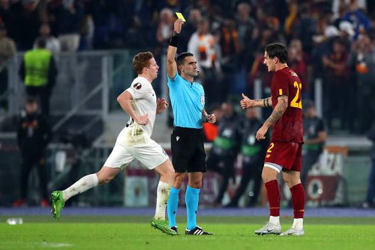 ROME, ITALY - NOVEMBER 03: Nicolo Zaniolo of AS Roma receives a yellow card from Referee Nikola Dabanovic after removing their shirt whilst celebrating scoring their side's third goal during the UEFA Europa League group C match between AS Roma and PFC Ludogorets Razgrad at Stadio Olimpico on November 03, 2022 in Rome, Italy. (Photo by Paolo Bruno/Getty Images) Sivasspor-Fiorentina, ecco chi arbitrerà: la designazione completa- immagine 2