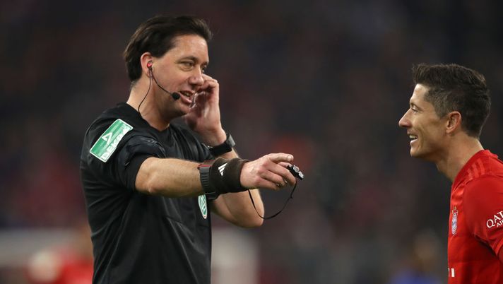 MUNICH, GERMANY - JANUARY 25: Robert Lewandowski of Bayern Muenchen talks to referee Manuel Graefe during the Bundesliga match between FC Bayern Muenchen and FC Schalke 04 at Allianz Arena on January 25, 2020 in Munich, Germany. (Photo by Alexander Hassenstein/Bongarts/Getty Images) 