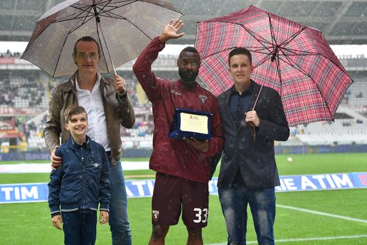 Nicolas Nkoulou riceve la targa da vincitore del Toro News Award 2017/2018 prima di Torino-Spal Nicolas Nkoulou riceve la targa da vincitore del Toro News Award 2017/2018 prima di Torino-Spal