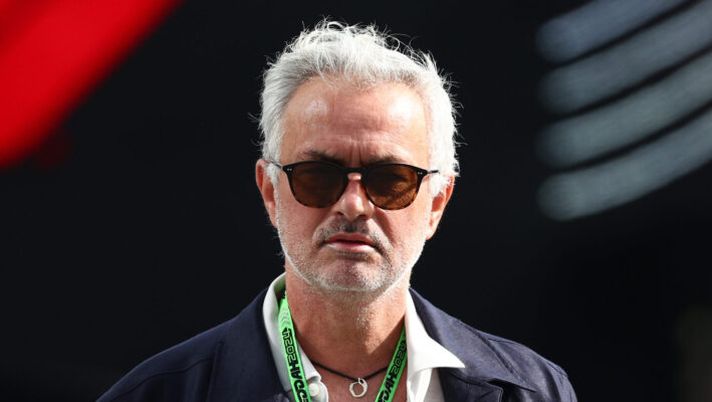 JEDDAH, SAUDI ARABIA - MARCH 09: Jose Mourinho walks in the Paddock prior to the F1 Grand Prix of Saudi Arabia at Jeddah Corniche Circuit on March 09, 2024 in Jeddah, Saudi Arabia. (Photo by Clive Rose/Getty Images) Mourinho: “Pinto? Non leggo le sue interviste e non lavorerò più con lui! La cosa strana…” - immagine 1
