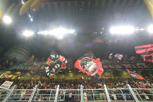 La Curva Sud Milano, cuore del tifo rossonero, durante Milan-Cagliari 4-1 (Serie A 2021-2022) | AC Milan News (Getty Images) La Curva Sud Milano, cuore del tifo rossonero, durante Milan-Cagliari 4-1 (Serie A 2021-2022) | AC Milan News (Getty Images)