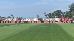 VIDEO – Raduno Milan, cori e striscioni della Curva Sud a Milanello
