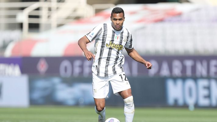 FLORENCE, ITALY - APRIL 25: Alex Sandro of Juventus in action during the Serie A match between ACF Fiorentina and Juventus at Stadio Artemio Franchi on April 25, 2021 in Florence, Italy. Sporting stadiums around Italy remain under strict restrictions due to the Coronavirus Pandemic as Government social distancing laws prohibit fans inside venues resulting in games being played behind closed doors. (Photo by Gabriele Maltinti/Getty Images) FLORENCE, ITALY - APRIL 25: Alex Sandro of Juventus in action during the Serie A match between ACF Fiorentina and Juventus at Stadio Artemio Franchi on April 25, 2021 in Florence, Italy. Sporting stadiums around Italy remain under strict restrictions due to the Coronavirus Pandemic as Government social distancing laws prohibit fans inside venues resulting in games being played behind closed doors. (Photo by Gabriele Maltinti/Getty Images)