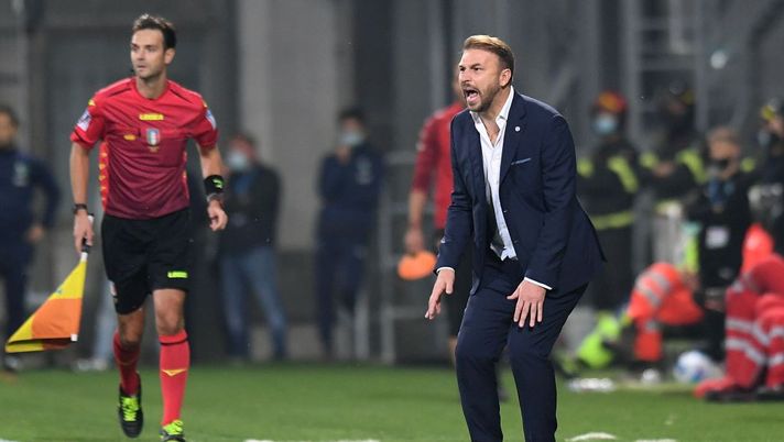 REGGIO NELL'EMILIA, ITALY - OCTOBER 23: Paolo Zanetti head coach of Venezia FCre during the Serie A match between US Sassuolo and Venezia FC at Mapei Stadium - Citta' del Tricolore on October 23, 2021 in Reggio nell'Emilia, Italy. (Photo by Alessandro Sabattini/Getty Images) Venezia, Zanetti: “La Roma sarà arrabbiata, ma dobbiamo stare dentro la gara” - immagine 1