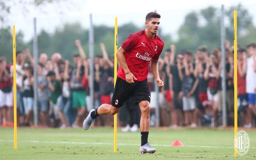  Andre Silva in allenamento con il Milan a Milanello (credits: acmilan.com) 