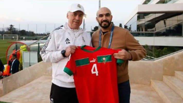 FOTO – E’ Amrabat-mania in Spagna: anche Ancelotti posa con la sua maglia - immagine 1