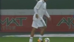 Ronaldinho non perde il vizio: ecco il tunnel a Puyol!
