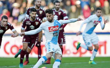  NAPLES, ITALY - DECEMBER 18: Napolis player Dries Mertens scores the 2-0 goal during the Serie A match between SSC Napoli and FC Torino at Stadio San Paolo on December 18, 2016 in Naples, Italy. (Photo by Francesco Pecoraro/Getty Images)