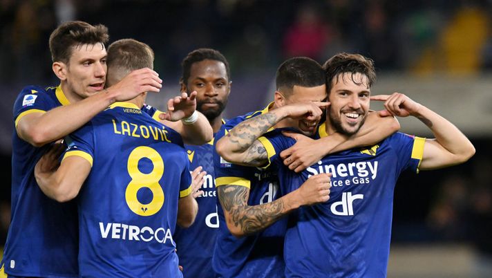 VERONA, ITALY - APRIL 21: Simone Verdi of Hellas Verona (R) celebrates with teammate Fabio Depaoli after scoring the team's first goal from the penalty spot during the Serie A match between Hellas Verona and Bologna FC at Stadio Marcantonio Bentegodi on April 21, 2023 in Verona, Italy. (Photo by Alessandro Sabattini/Getty Images) Serie A, Verona-Bologna 2-1: doppietta di Verdi - immagine 1