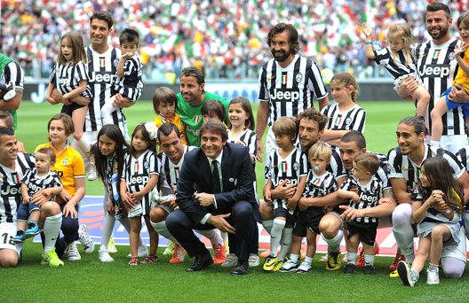 TURIN, ITALY - MAY 18: Juventus head coach Antonio Conte (C) and players during the Serie A match between Juventus and Cagliari Calcio at Juventus Arena on May 18, 2014 in Turin, Italy. (Photo by Valerio Pennicino/Getty Images)