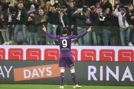 FLORENCE, ITALY - NOVEMBER 20: Dusan Vlahovic of ACF Fiorentina celebrates after scoring a goal during the Serie A match between ACF Fiorentina and AC Milan at Stadio Artemio Franchi on November 20, 2021 in Florence, Italy. (Photo by Gabriele Maltinti/Getty Images) FLORENCE, ITALY - NOVEMBER 20: Dusan Vlahovic of ACF Fiorentina celebrates after scoring a goal during the Serie A match between ACF Fiorentina and AC Milan at Stadio Artemio Franchi on November 20, 2021 in Florence, Italy. (Photo by Gabriele Maltinti/Getty Images)
