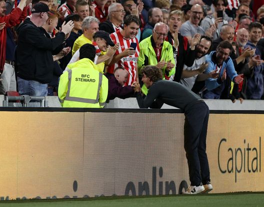 BRENTFORD, ENGLAND - AUGUST 13: Thomas Frank, manager of Brentford celebrates with a fan after the Premier League match between Brentford and Arsenal at Brentford Community Stadium on August 13, 2021 in Brentford, England. (Photo by Eddie Keogh/Getty Images) BRENTFORD, ENGLAND - AUGUST 13: Thomas Frank, manager of Brentford celebrates with a fan after the Premier League match between Brentford and Arsenal at Brentford Community Stadium on August 13, 2021 in Brentford, England. (Photo by Eddie Keogh/Getty Images)