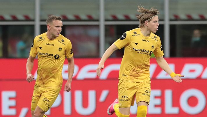 MILAN, ITALY - SEPTEMBER 24:  Jens Petter Hauge (R) of Bodo Glimt celebrates his goal during the UEFA Europa League third qualifying round match between AC Milan and Bodo Glimt at Stadio Giuseppe Meazza on September 24, 2020 in Milan, Italy.  (Photo by Emilio Andreoli/Getty Images) 
