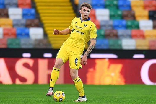  UDINE, ITALY - FEBRUARY 07: Matteo Lovato of Hellas Verona in action during the Serie A match between Udinese Calcio and Hellas Verona FC at Dacia Arena on February 07, 2021 in Udine, Italy. (Photo by Alessandro Sabattini/Getty Images) 