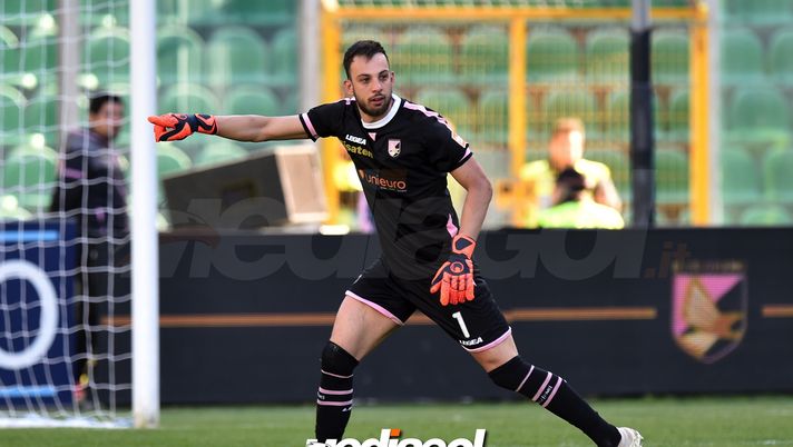 PALERMO, ITALY - MARCH 17: Alberto Brignoli, goalkeeper of Palermo, in action during the Serie B match between US Citta di Palermo and Carpi FC at Stadio Renzo Barbera on March 17, 2019 in Palermo, Italy. (Photo by Tullio M. Puglia/Getty Images)  PALERMO, ITALY - MARCH 17: Alberto Brignoli, goalkeeper of Palermo, in action during the Serie B match between US Citta di Palermo and Carpi FC at Stadio Renzo Barbera on March 17, 2019 in Palermo, Italy. (Photo by Tullio M. Puglia/Getty Images)