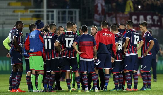 CROTONE, ITALY - NOVEMBER 20: Head coach of Crotone Davide Nicola speaks with his players after the Serie A match between FC Crotone and FC Torino at Stadio Comunale Ezio Scida on November 20, 2016 in Crotone, Italy. (Photo by Maurizio Lagana/Getty Images) CROTONE, ITALY - NOVEMBER 20: Head coach of Crotone Davide Nicola speaks with his players after the Serie A match between FC Crotone and FC Torino at Stadio Comunale Ezio Scida on November 20, 2016 in Crotone, Italy. (Photo by Maurizio Lagana/Getty Images)