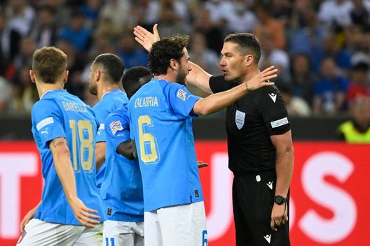 (Photo by INA FASSBENDER/AFP via Getty Images) Derby di Craiova, arbitro sotto accusa: “Fa troppo il personaggio”- immagine 2