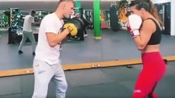 VIDEO / Sul ring coi guantoni, Elisabetta Canalis si allena così