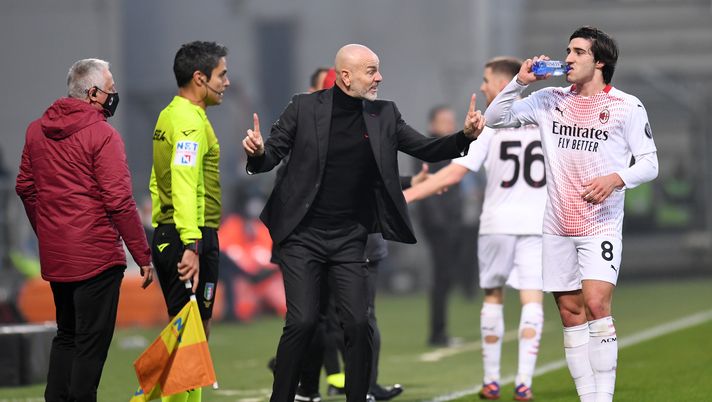 REGGIO NELL'EMILIA, ITALY - DECEMBER 20: Stefano Pioli, manager of AC Milan gives team instructions to Sandro Tonali (r) of AC Milan during the Serie A match between US Sassuolo and AC Milan at Mapei Stadium - Citta del Tricolore on December 20, 2020 in Reggio nell'Emilia, Italy. Sporting stadiums around Italy remain under strict restrictions due to the Coronavirus Pandemic as Government social distancing laws prohibit fans inside venues resulting in games being played behind closed doors. (Photo by Alessandro Sabattini/Getty Images) REGGIO NELL'EMILIA, ITALY - DECEMBER 20: Stefano Pioli, manager of AC Milan gives team instructions to Sandro Tonali (r) of AC Milan during the Serie A match between US Sassuolo and AC Milan at Mapei Stadium - Citta del Tricolore on December 20, 2020 in Reggio nell'Emilia, Italy. Sporting stadiums around Italy remain under strict restrictions due to the Coronavirus Pandemic as Government social distancing laws prohibit fans inside venues resulting in games being played behind closed doors. (Photo by Alessandro Sabattini/Getty Images)