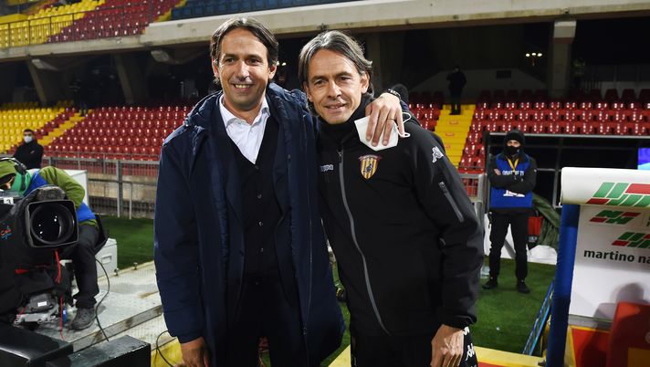 BENEVENTO, ITALY - DECEMBER 15: Simone Inzaghi, SS Lazio coach, greets his brother Filippo Inzaghi, the Benevento Calcio coach before the Serie A match between Benevento Calcio and SS Lazio at Stadio Ciro Vigorito on December 15, 2020 in Benevento, Italy. (Photo by Francesco Pecoraro/Getty Images) 