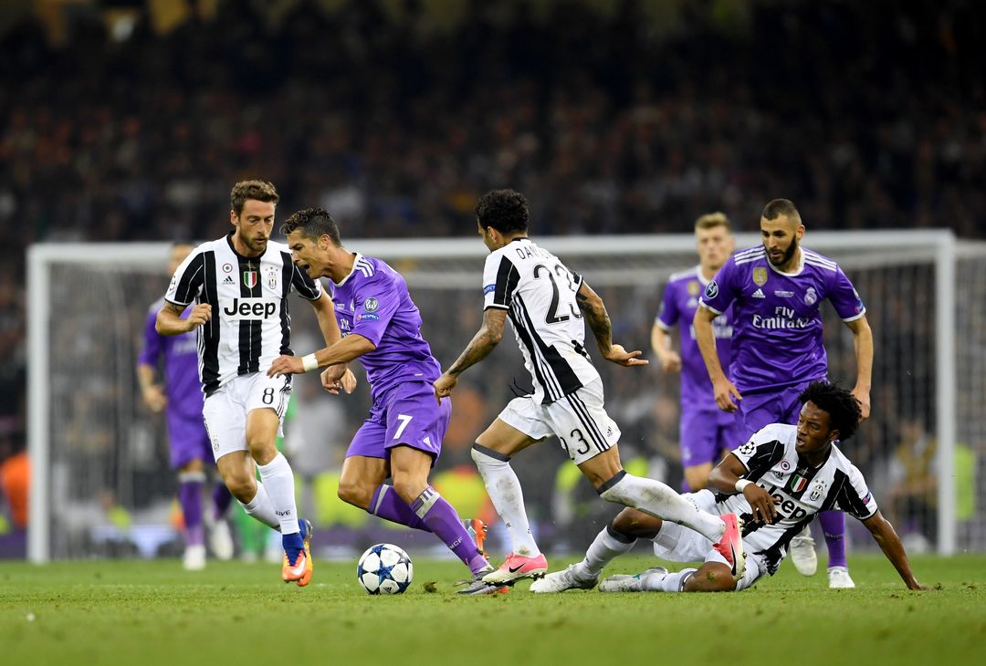  CARDIFF, WALES - JUNE 03: Juan Cuadrado of Juventus fouls Cristiano Ronaldo of Real Madrid during the UEFA Champions League Final between Juventus and Real Madrid at National Stadium of Wales on June 3, 2017 in Cardiff, Wales.  (Photo by Laurence Griffiths/Getty Images) 
