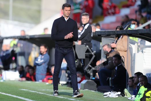 LA SPEZIA, ITALY - NOVEMBER 06: Thiago Motta manager of Spezia Calcio gestures during the Serie A match between Spezia Calcio v Torino FC at Stadio Alberto Picco on November 6, 2021 in La Spezia, Italy. (Photo by Gabriele Maltinti/Getty Images)