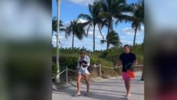 VIDEO / Totti con Noemi a Miami: lui sorride, lei tira dritto…