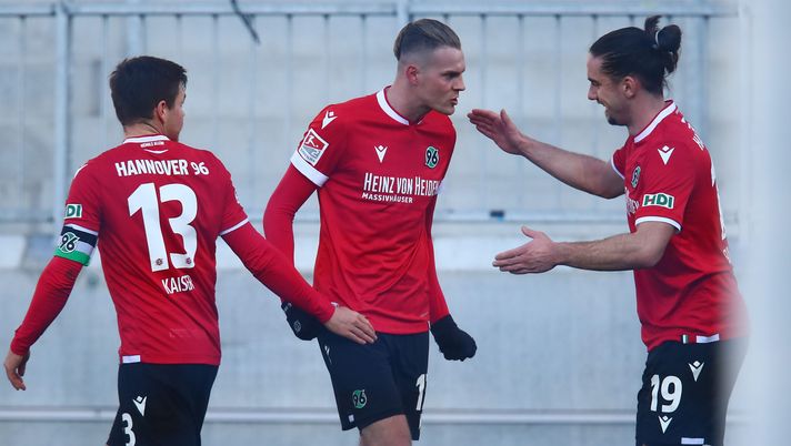 DARMSTADT, GERMANY - JANUARY 10: Marvin Ducksch of Hannover celebrates his team's first goal with teammates Dominik Kaiser (L) and Valmir Sulejmani during the Second Bundesliga match between SV Darmstadt 98 and Hannover 96 at Jonathan-Heimes-Stadion am Boellenfalltor on January 10, 2021 in Darmstadt, Germany. (Photo by Alex Grimm/Getty Images) DARMSTADT, GERMANY - JANUARY 10: Marvin Ducksch of Hannover celebrates his team's first goal with teammates Dominik Kaiser (L) and Valmir Sulejmani during the Second Bundesliga match between SV Darmstadt 98 and Hannover 96 at Jonathan-Heimes-Stadion am Boellenfalltor on January 10, 2021 in Darmstadt, Germany. (Photo by Alex Grimm/Getty Images)