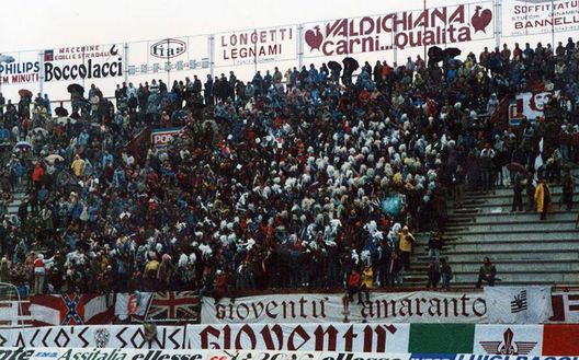 Tifosi aretini a Perugia nel 1986 Tifosi aretini a Perugia nel 1986