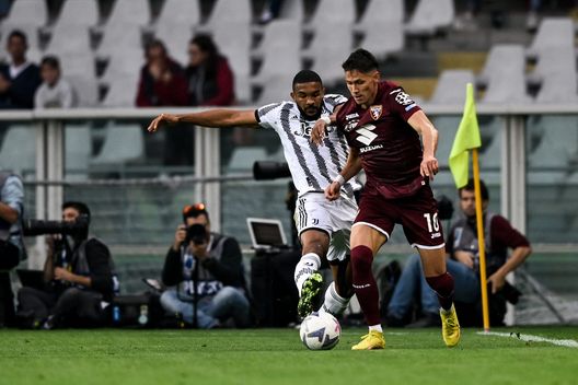 TURIN, ITALY - OCTOBER 15: Gleison Bremer of Juventus battles for the ball with Sasa Lukic of Torino FC during the Serie A match between Torino FC and Juventus at Stadio Olimpico di Torino on October 15, 2022 in Turin, Italy. (Photo by Daniele Badolato - Juventus FC/Juventus FC via Getty Images) Comparazione quote, Juventus-Torino: ecco le chance granata secondo gli analisti- immagine 3