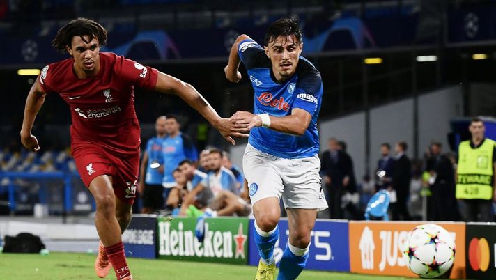 Liverpool's English defender Trent Alexander-Arnold (L) fights for the ball with Napoli's Macedonian midfielder Eljif Elmas during the UEFA Champions League Group A first leg football match between SSC Napoli and Liverpool FC at the Diego Armando Maradona Stadium in Naples on September 7, 2022. (Photo by Filippo MONTEFORTE / AFP) (Photo by FILIPPO MONTEFORTE/AFP via Getty Images) Carragher, tackle su Klopp: “Il Liverpool difende come i bambini, rischia di non passare il girone” - immagine 1