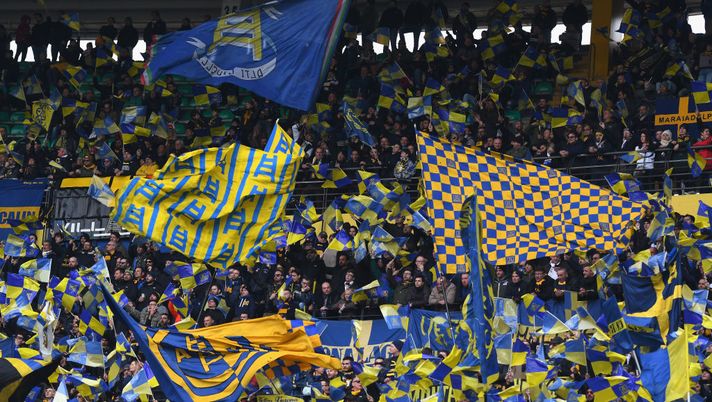 VERONA, ITALY - JANUARY 26: Hellas Verona fans show their support during the Serie A match between Hellas Verona and US Lecce at Stadio Marcantonio Bentegodi on January 26, 2020 in Verona, Italy. (Photo by Alessandro Sabattini/Getty Images) VERONA, ITALY - JANUARY 26: Hellas Verona fans show their support during the Serie A match between Hellas Verona and US Lecce at Stadio Marcantonio Bentegodi on January 26, 2020 in Verona, Italy. (Photo by Alessandro Sabattini/Getty Images)