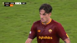VIDEO – Roma amara, Zaniolo scalcia un avversario e becca il rosso