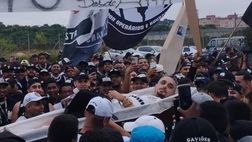 Corinthians, esplode la contestazione: un tifoso si mette dentro la “bara” della squadra…