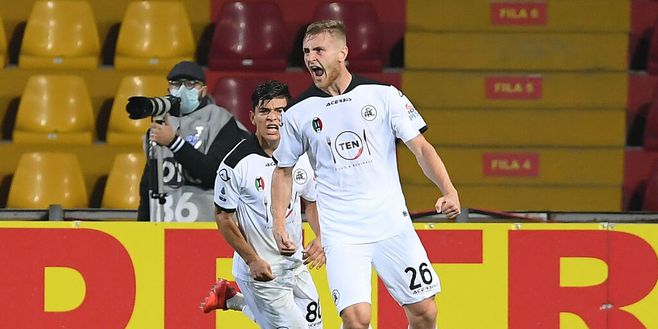 BENEVENTO, ITALY - NOVEMBER 07: Tommaso Pobega of Spezia Calcio celebrates after scoring the 0-1 goal during the Serie A match between Benevento Calcio and Spezia Calcio at Stadio Ciro Vigorito on November 07, 2020 in Benevento, Italy. (Photo by Francesco Pecoraro/Getty Images) BENEVENTO, ITALY - NOVEMBER 07: Tommaso Pobega of Spezia Calcio celebrates after scoring the 0-1 goal during the Serie A match between Benevento Calcio and Spezia Calcio at Stadio Ciro Vigorito on November 07, 2020 in Benevento, Italy. (Photo by Francesco Pecoraro/Getty Images)