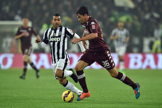 TURIN, ITALY - NOVEMBER 30: Matteo Darmian (R) of Torino FC in action against Carlos Tevez of Juventus FC during the Serie A match between Juventus FC and Torino FC at Juventus Arena on November 30, 2014 in Turin, Italy. (Photo by Valerio Pennicino/Getty Images) I ricordi di Tevez, Xeneize nell’anima: “Stavo per giocare la finale di Champions e pensavo al Boca”- immagine 2