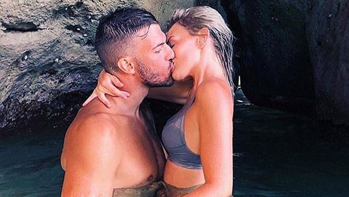 Davide Santon si trasferisce alla Roma, la compagna Chloe si gode Ibiza 