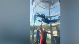 VIDEO / Ilary Blasi vola divertita nella galleria del vento