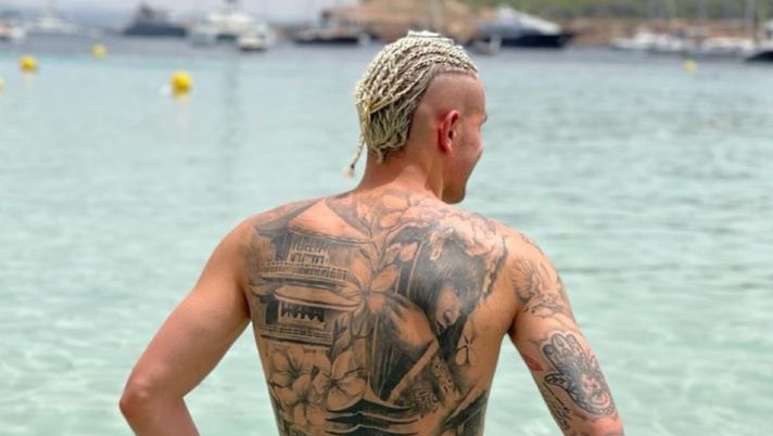 Theo Hernandez quasi come Gullit: ma le sue treccine sono&#8230;bionde! 