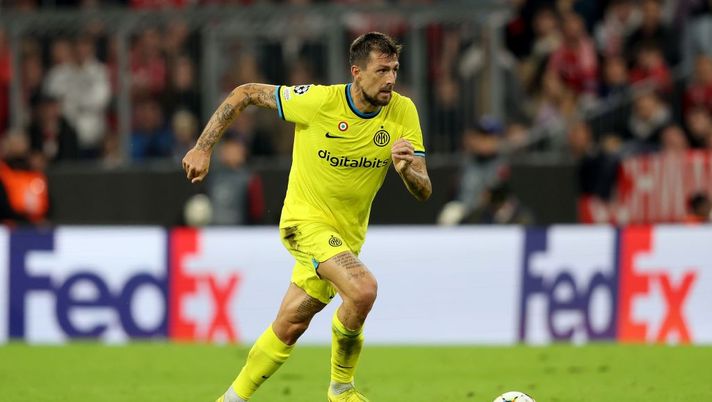 MUNICH, GERMANY - NOVEMBER 01: Francesco Acerbi of Internatzionale runs with the ball during the UEFA Champions League group C match between FC Bayern München and FC Internazionale at Allianz Arena on November 01, 2022 in Munich, Germany. (Photo by Alexander Hassenstein/Getty Images) Acerbi, Lautaro, Dzeko, Dumfries e le ultime su Brozovic: la formazione dell’Inter - immagine 1