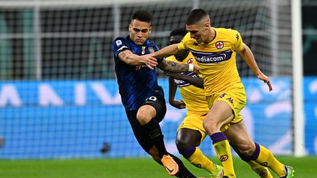 MILAN, ITALY - MARCH 19: Lautaro Martinez of FC Internazionale is challenged by Nikola Milenkovic of ACF Fiorentina during the Serie A match between FC Internazionale and ACF Fiorentina at Stadio Giuseppe Meazza on March 19, 2022 in Milan, Italy. (Photo by Mattia Ozbot - Inter/Inter via Getty Images)