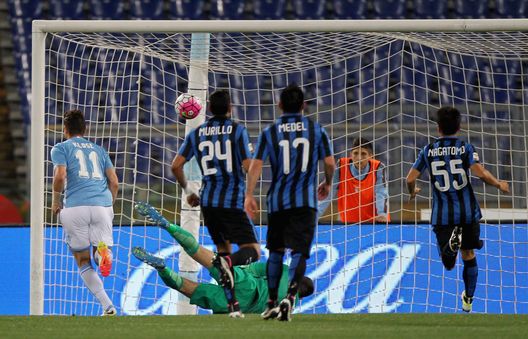 Miroslav Klose a segno contro l'Inter Miroslav Klose a segno contro l'Inter