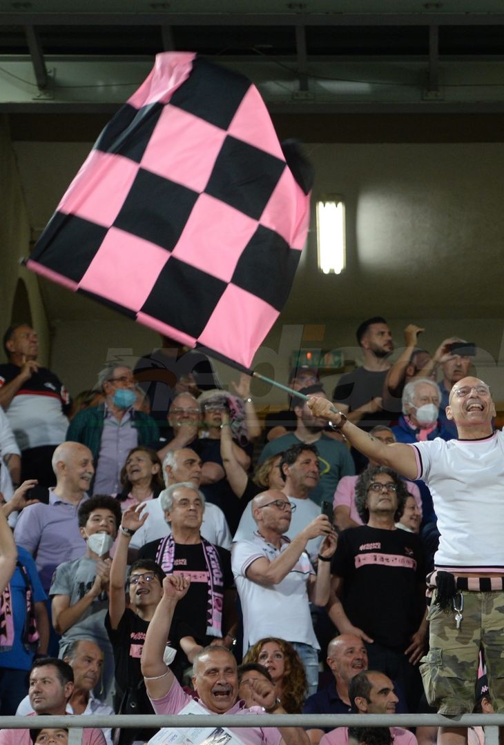 Fototifo, facce da Serie B. I tifosi allo stadio per Palermo-Padova 1-0 - immagine 141