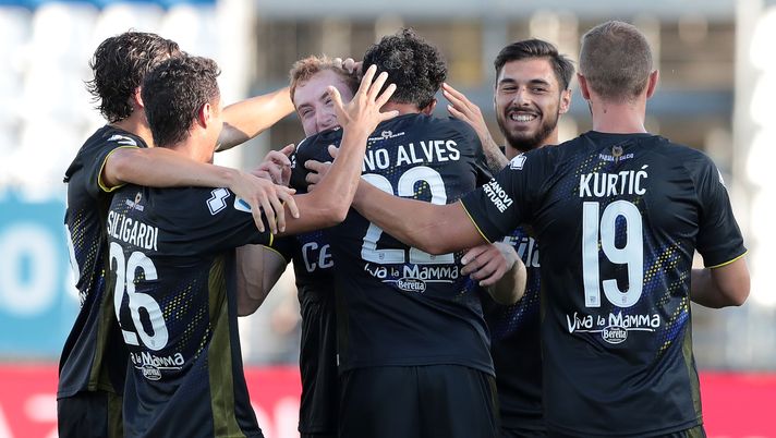 BRESCIA, ITALY - JULY 25: Dejan Kulusevski of Parma Calcio celebrates after scoring the second goal of his team with team-mates during the Serie A match between Brescia Calcio and Parma Calcio at Stadio Mario Rigamonti on July 25, 2020 in Brescia, Italy. (Photo by Emilio Andreoli/Getty Images) BRESCIA, ITALY - JULY 25: Dejan Kulusevski of Parma Calcio celebrates after scoring the second goal of his team with team-mates during the Serie A match between Brescia Calcio and Parma Calcio at Stadio Mario Rigamonti on July 25, 2020 in Brescia, Italy. (Photo by Emilio Andreoli/Getty Images)