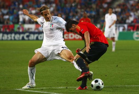 VIENNA, AUSTRIA - JUNE 22: Massimo Ambrosini of Italy battles for the ball with David Villa of Spain during the UEFA EURO 2008 Quarter Final match between Spain and Italy at Ernst Happel Stadion on June 22, 2008 in Vienna, Austria. (Photo by Clive Rose/Getty Images) VIENNA, AUSTRIA - JUNE 22: Massimo Ambrosini of Italy battles for the ball with David Villa of Spain during the UEFA EURO 2008 Quarter Final match between Spain and Italy at Ernst Happel Stadion on June 22, 2008 in Vienna, Austria. (Photo by Clive Rose/Getty Images)