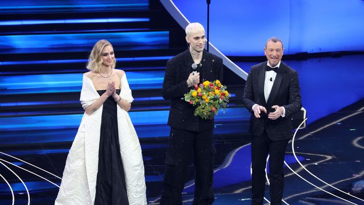 FOTO – Il solito Frey. Ridisegna la stola della Ferragni col suo famoso coro - immagine 1