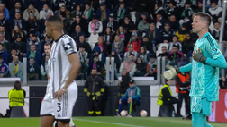 VIDEO Juventus-Sporting, malore Szczesny: mano sul cuore, il polacco esce in lacrime