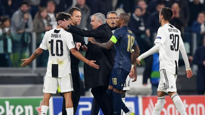 TURIN, ITALY - NOVEMBER 07: Jose Mourinho, Manager of Manchester United confronts Paulo Dybala of Juventus as Ashley Young of Manchester United holds him back during the UEFA Champions League Group H match between Juventus and Manchester United at Juventus Stadium on November 7, 2018 in Turin, Italy. (Photo by Shaun Botterill/Getty Images) L’Appunto - immagine 1